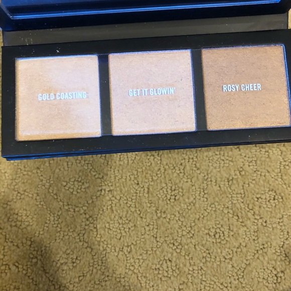 Brand new MAC hyper glow set! - Picture 2 of 6